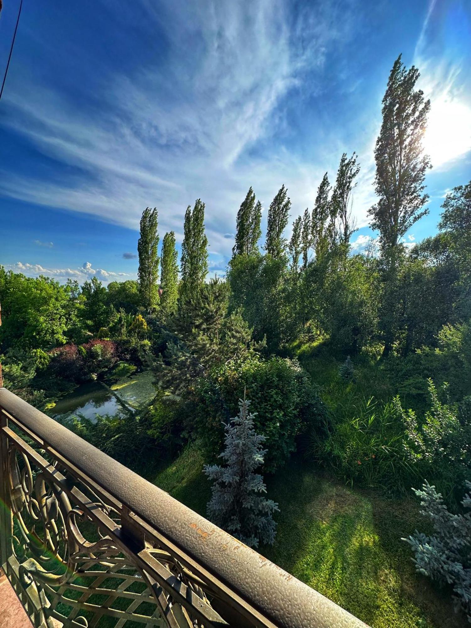 Ma Byurakan Bagian luar foto